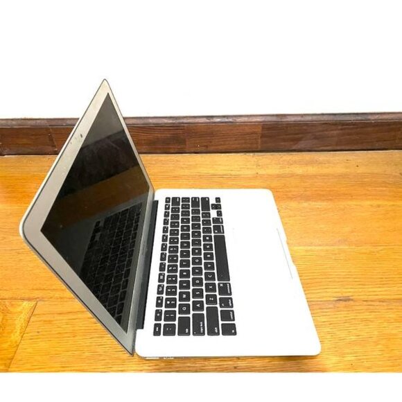 Macbook Air 13.3" Laptop - Intel Core i5 with 4GB Memory - 128GB SSD - Silver - Picture 8 of 10